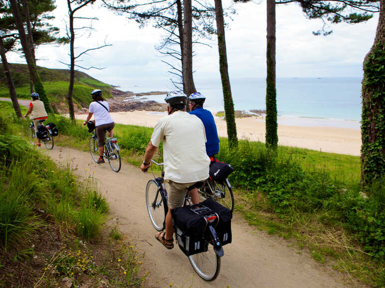 Balade à vélo entre les pins en bord de mer